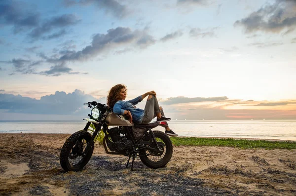 Female biker driving a cafe' racer motorbike — Stock Photo, Image