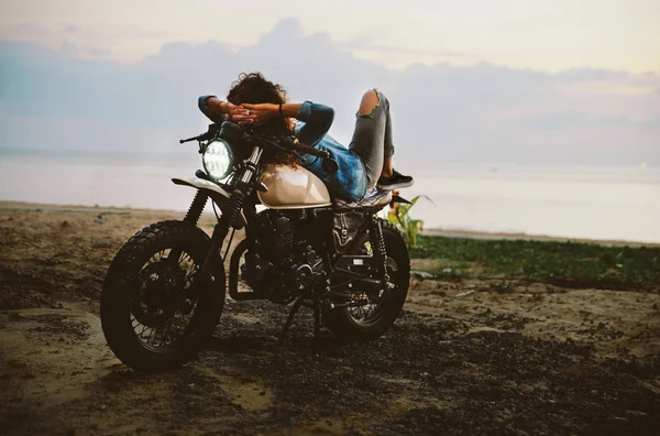 Femme motard conduisant une moto Café 'Racer — Photo