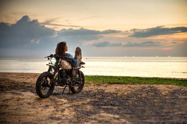 카페의 레이서 오토바이를 운전하는 여성 자전거 타는 여자 — 스톡 사진