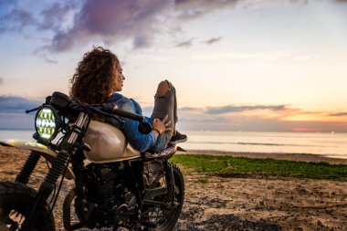 Bir kafe ' Racer motosiklet sürüş kadın Biker