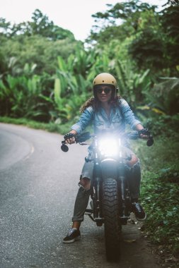 Bir kafe ' Racer motosiklet sürüş kadın Biker