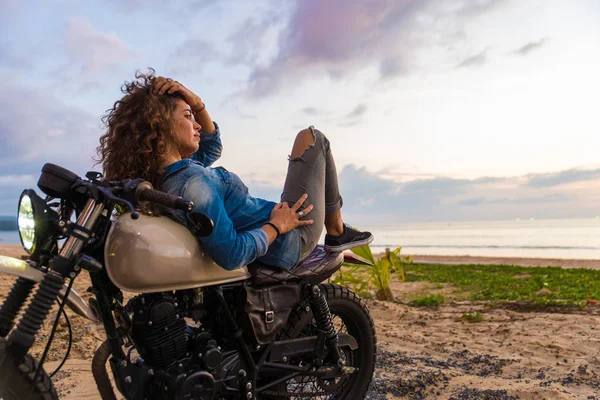 Feminino motociclista dirigindo um café 'motocicleta piloto — Fotografia de Stock