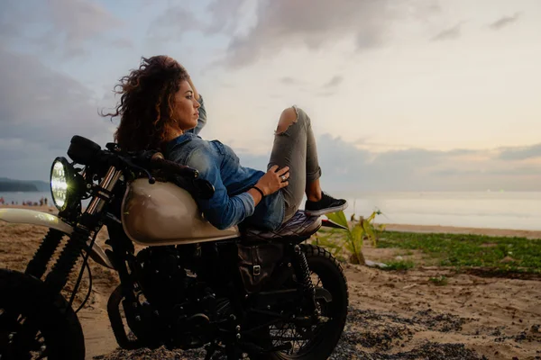 Motociclista donna alla guida di una moto da corsa da bar — Foto Stock