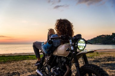 Bir kafe ' Racer motosiklet sürüş kadın Biker