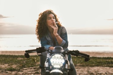 Bir kafe ' Racer motosiklet sürüş kadın Biker