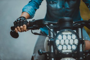 Bir kafe ' Racer motosiklet sürüş kadın Biker