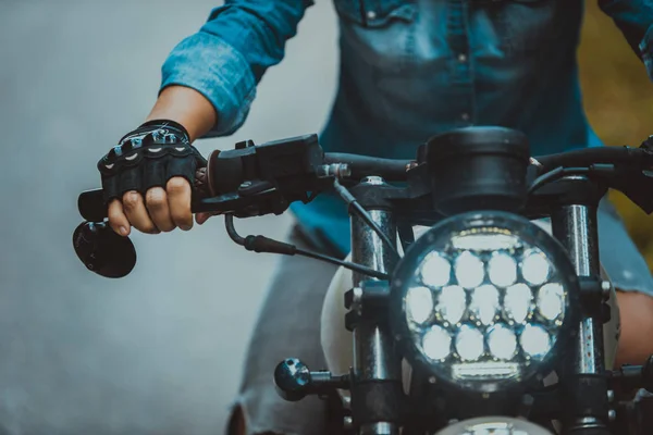 Motociclista donna alla guida di una moto da corsa da bar — Foto Stock