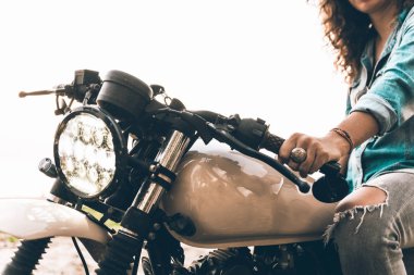 Bir kafe ' Racer motosiklet sürüş kadın Biker