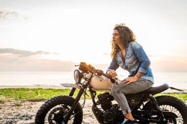 Bir kafe ' Racer motosiklet sürüş kadın Biker