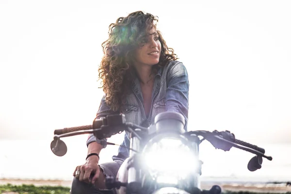 Motociclista mujer conduciendo una moto racer café —  Fotos de Stock