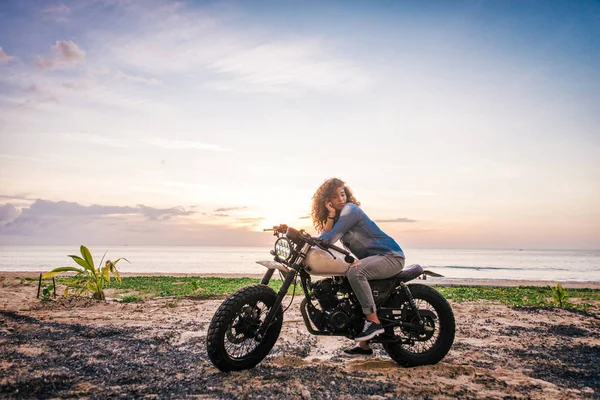 Motociclista donna alla guida di una moto da corsa da bar — Foto Stock