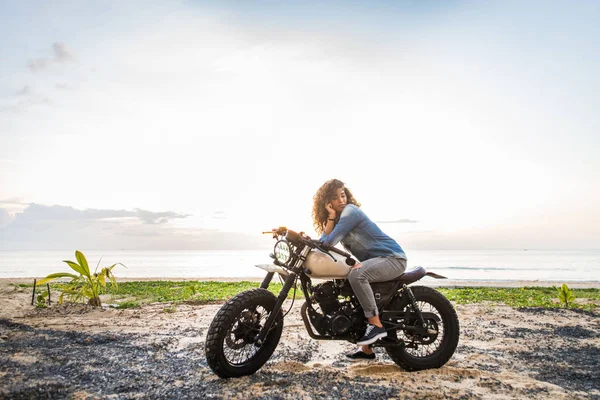 Motociclista donna alla guida di una moto da corsa da bar — Foto Stock