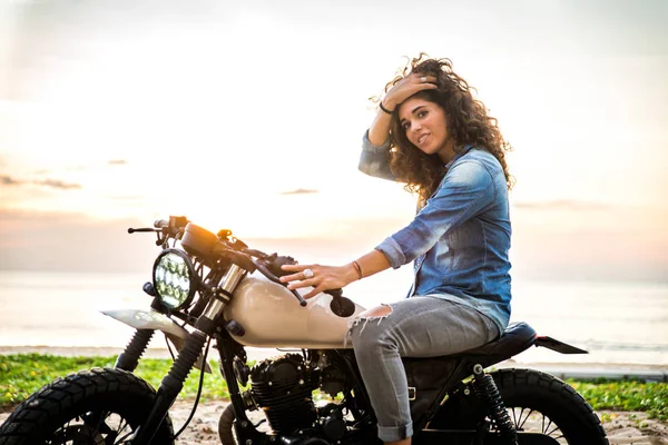 Feminino motociclista dirigindo um café 'motocicleta piloto — Fotografia de Stock