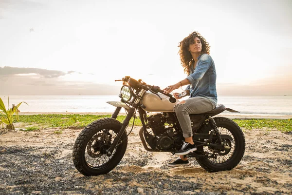 Motociclist de sex feminin care conduce o motocicletă de curse cafenea — Fotografie, imagine de stoc