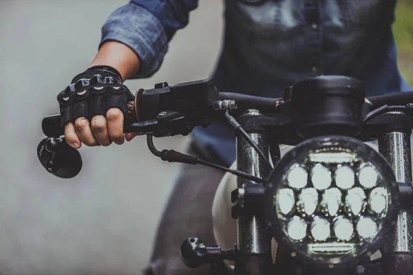 Vrouwelijke Biker rijden een café ' racer motor — Stockfoto