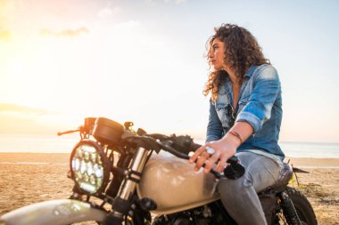 Bir kafe ' Racer motosiklet sürüş kadın Biker