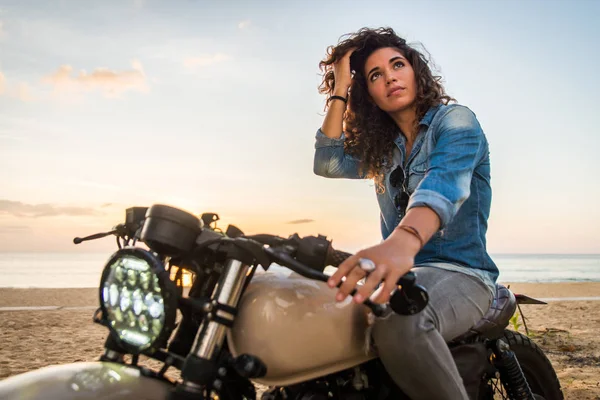 Feminino motociclista dirigindo um café 'motocicleta piloto — Fotografia de Stock