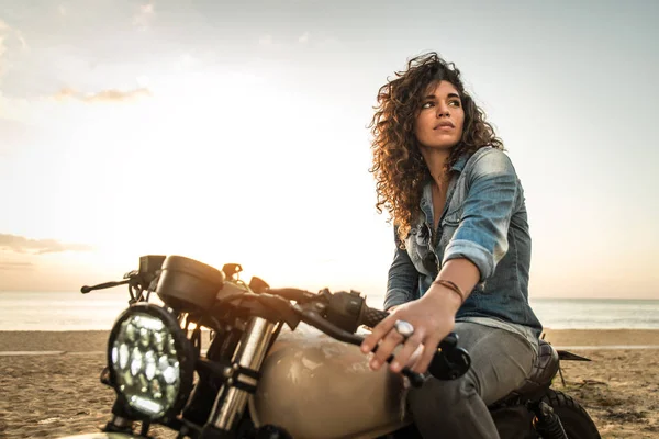 Motociclista donna alla guida di una moto da corsa da bar — Foto Stock