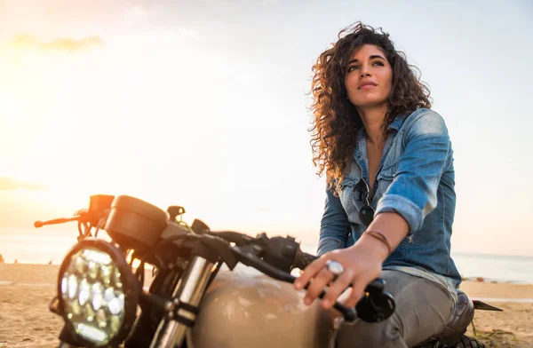 Motociclista mujer conduciendo una moto racer café — Foto de Stock