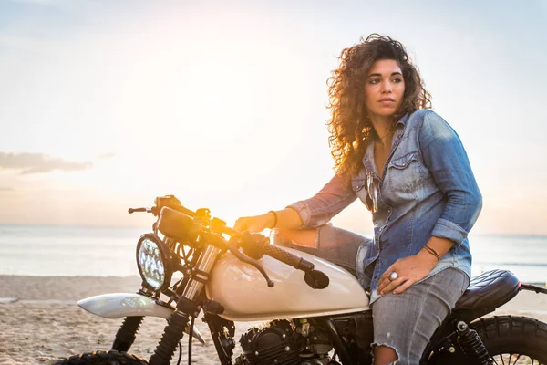 Motociclista donna alla guida di una moto da corsa da bar — Foto Stock