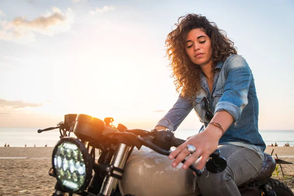 Feminino motociclista dirigindo um café 'motocicleta piloto — Fotografia de Stock