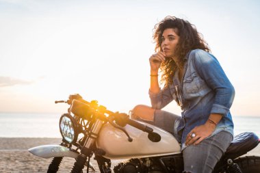 Bir kafe ' Racer motosiklet sürüş kadın Biker