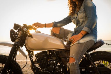 Bir kafe ' Racer motosiklet sürüş kadın Biker