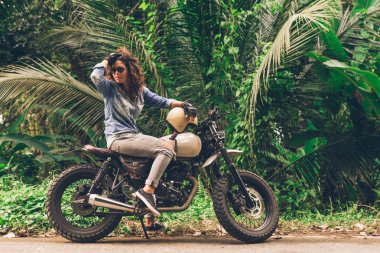 Bir kafe ' Racer motosiklet sürüş kadın Biker