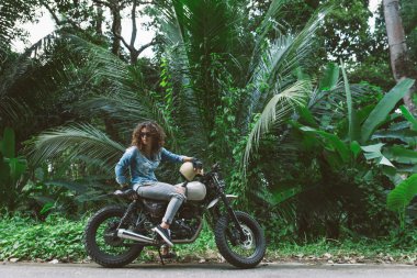 Bir kafe ' Racer motosiklet sürüş kadın Biker