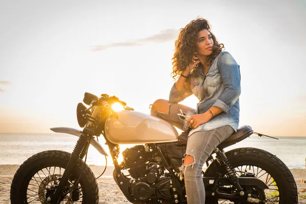 Feminino motociclista dirigindo um café 'motocicleta piloto — Fotografia de Stock