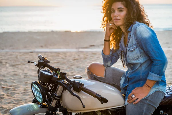 Motociclista mujer conduciendo una moto racer café —  Fotos de Stock