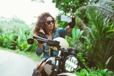 Bir kafe ' Racer motosiklet sürüş kadın Biker