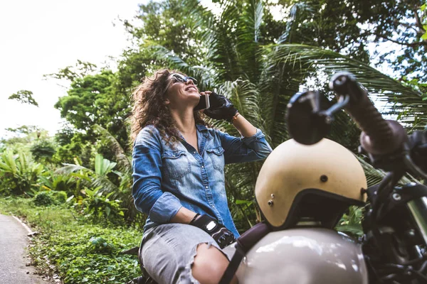 Ženský biker na motorce s kavárnou — Stock fotografie