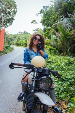 Bir kafe ' Racer motosiklet sürüş kadın Biker