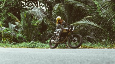 Bir kafe ' Racer motosiklet sürüş kadın Biker
