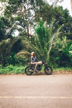 Bir kafe ' Racer motosiklet sürüş kadın Biker