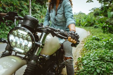 Bir kafe ' Racer motosiklet sürüş kadın Biker