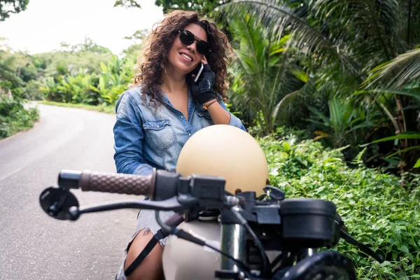 Ženský biker na motorce s kavárnou — Stock fotografie