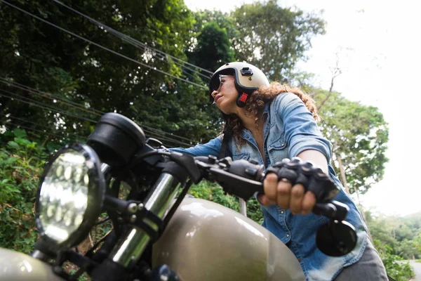 Női motoros vezetés egy kávézó versenyző motorkerékpár — Stock Fotó