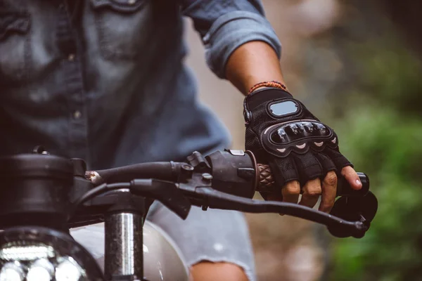Велосипедистка за рулём мотоцикла кафе — стоковое фото