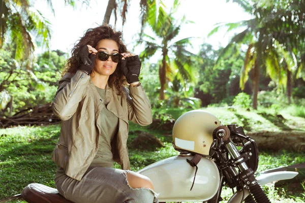 Feminino motociclista dirigindo um café 'motocicleta piloto — Fotografia de Stock