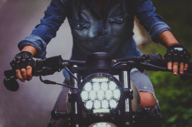 Bir kafe ' Racer motosiklet sürüş kadın Biker
