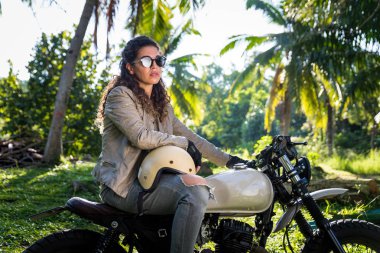 Bir kafe ' Racer motosiklet sürüş kadın Biker