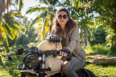 Bir kafe ' Racer motosiklet sürüş kadın Biker