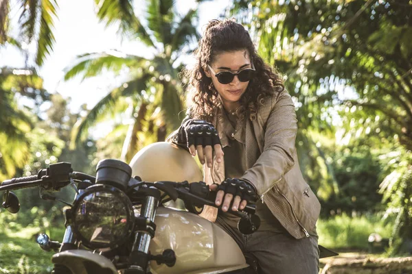 Feminino motociclista dirigindo um café 'motocicleta piloto — Fotografia de Stock