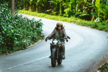 Bir kafe ' Racer motosiklet sürüş kadın Biker