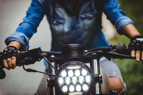 Female biker driving a cafe' racer motorbike — Stock Photo, Image