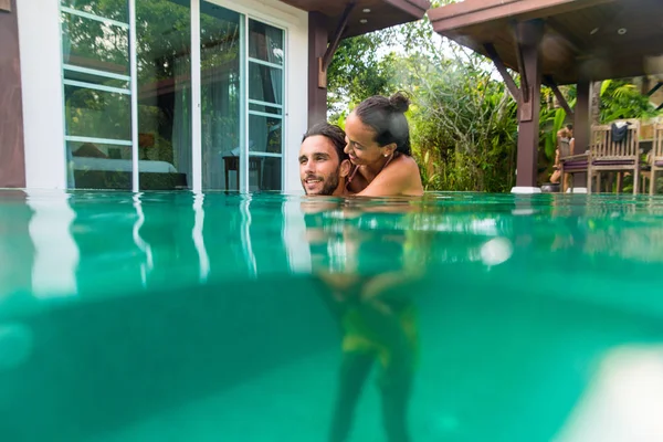 Пара влюбленных на красивой вилле с бассейном — стоковое фото