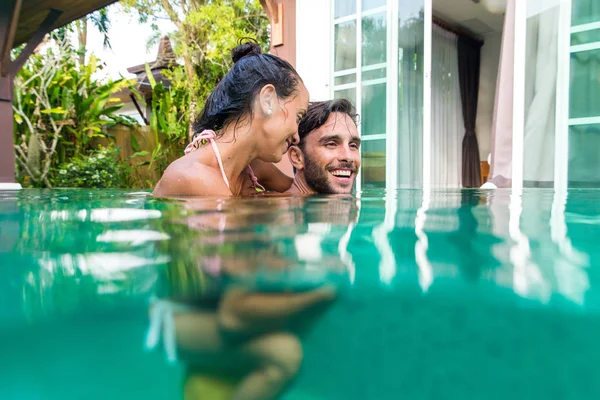 Casal de amantes em uma bela moradia com piscina — Fotografia de Stock