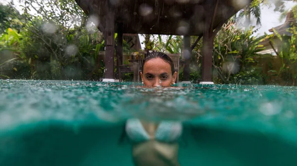 Mulher em uma bela moradia com piscina — Fotografia de Stock